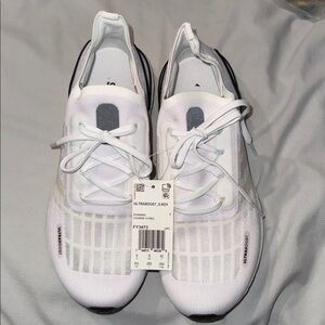 Adidas White Ultraboost Running Shoes w/Shimmer Stripes. BRAND NEW!
